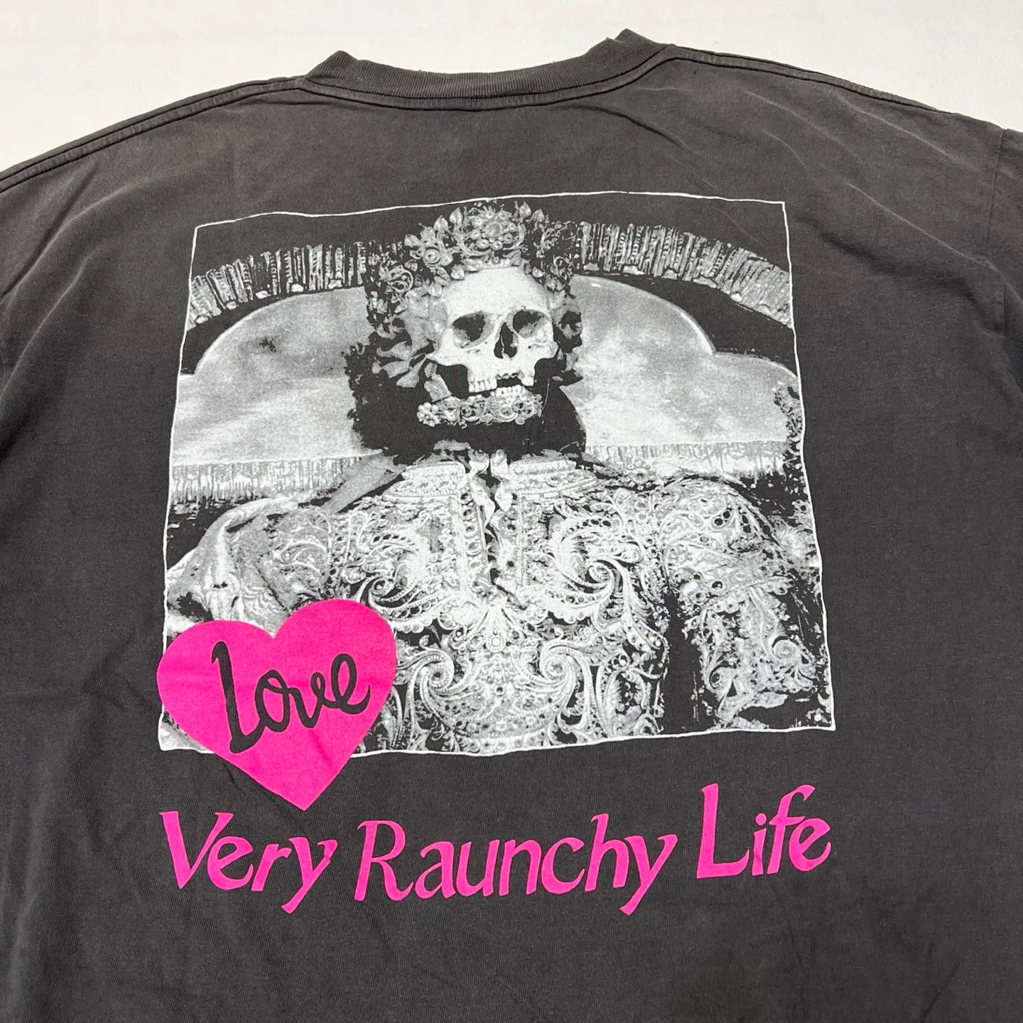 SAINT Mxxxxxx SS TEE/LOVE/BLK LOVE Pink Love Skull Distressed TEE Washed Black S-XL Cylindrical Fabric Ready-made Assute Dyeing Ma Liu Fading Washing Technology Top Printing Technology Handmade Graffiti Splashing Ink Correct Main Mark/Wash Mark/Anti-Counterfeiting Label Top Purchasing Level